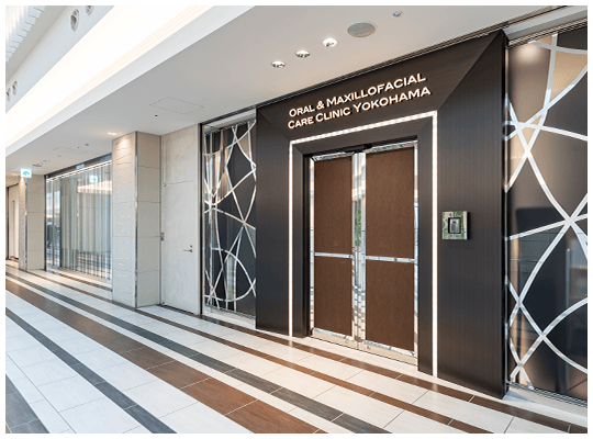 オーラル＆マキシロフェイシャル・ケアクリニック横浜エントランス