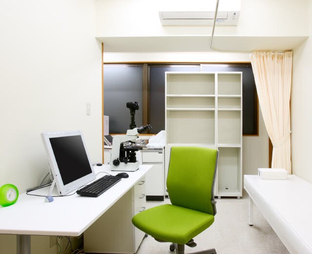 希望ケ丘 すずらん皮膚科クリニック診察室