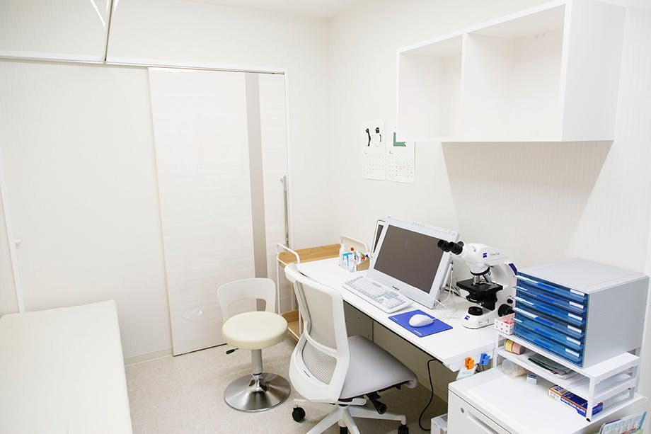 ちひろ皮膚科クリニック診察室