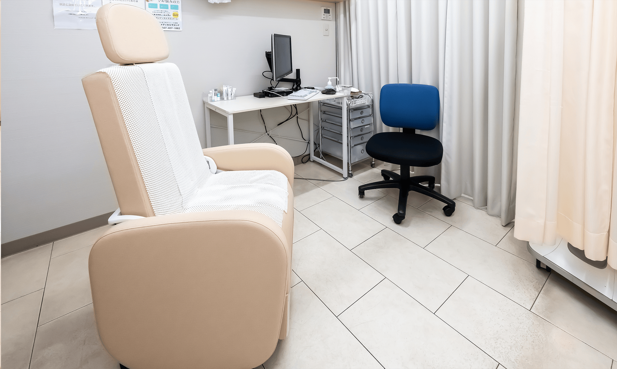 ふじもと皮フ科クリニック診察室