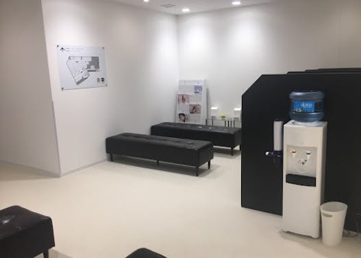 リゼクリニック名古屋駅前院待合室