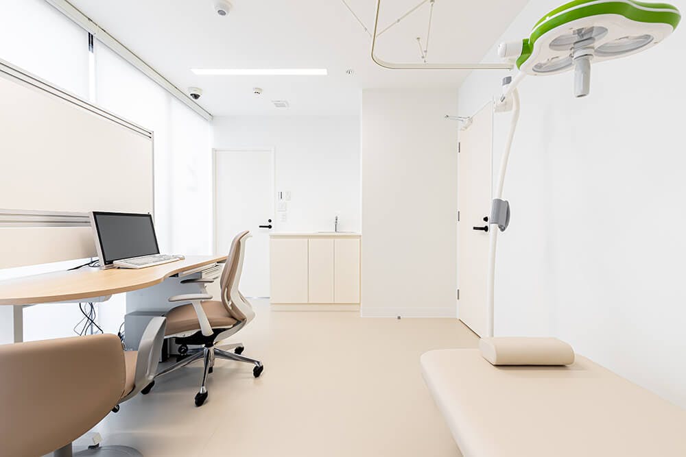 くすもと形成外科クリニック診察室1