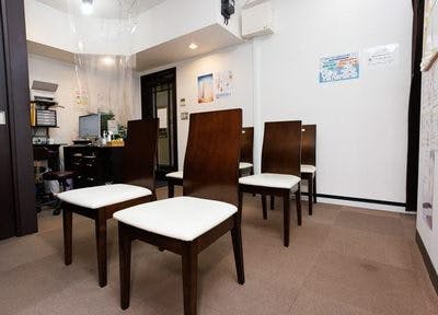 たかとく内科びようクリニック待合室