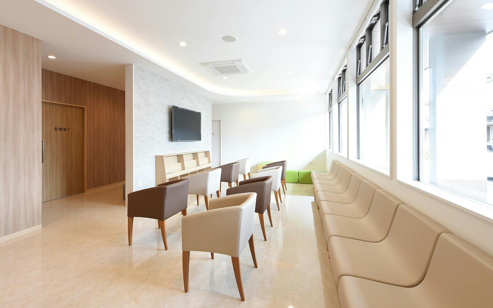 けやきスキンクリニック待合室