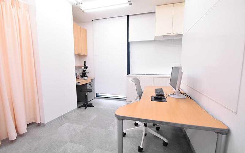 すま皮フ科クリニック診察室