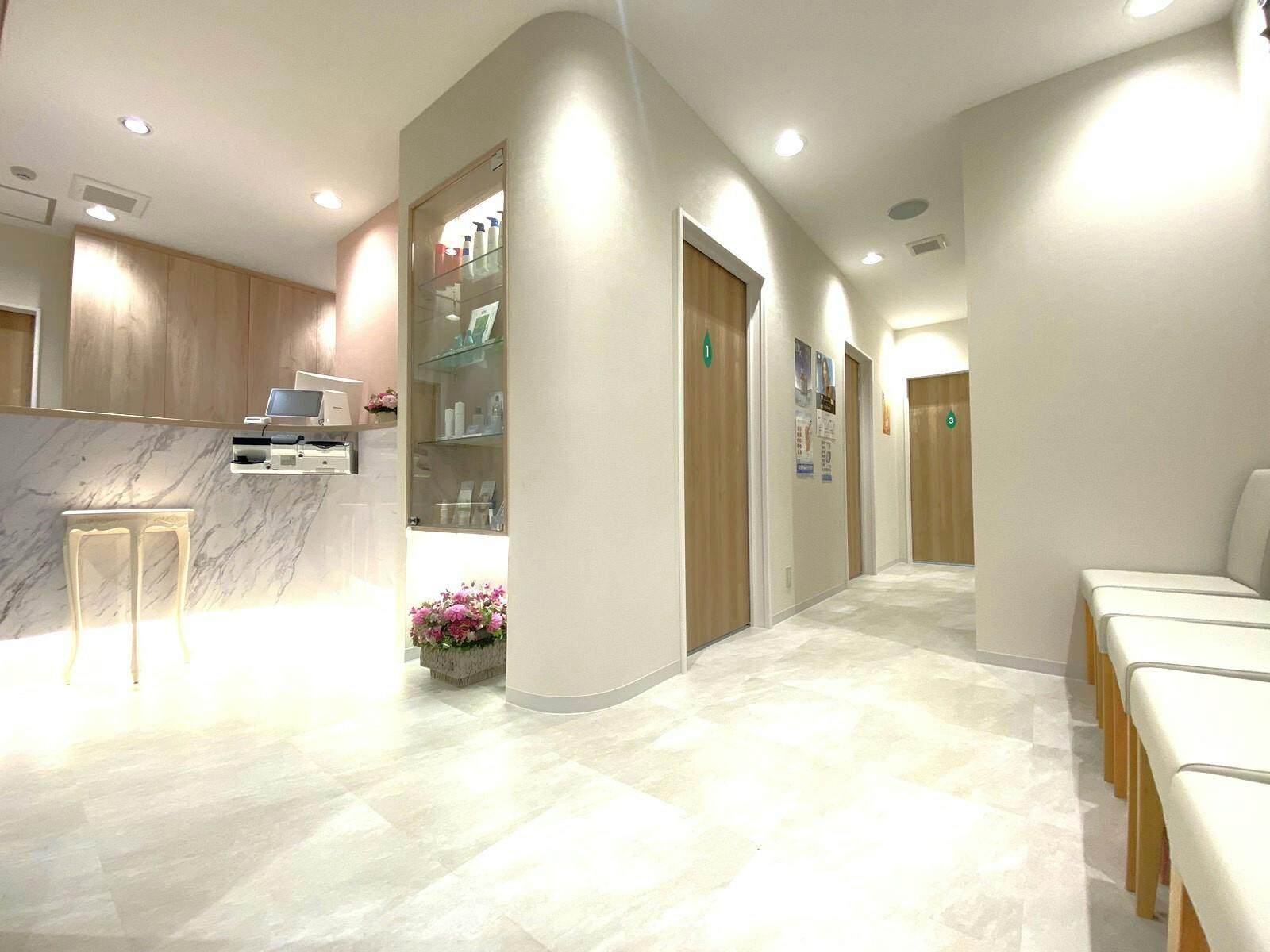 新中野皮膚科クリニック なべよこ院待合室