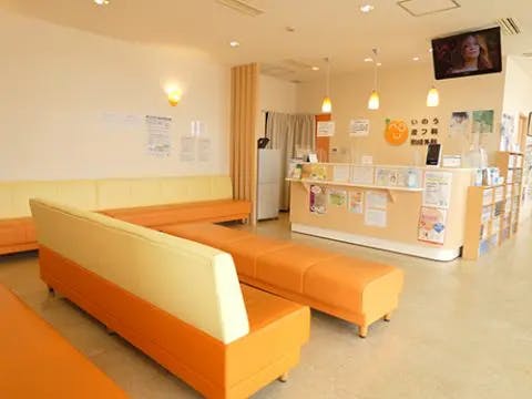 いのう皮フ科形成外科待合室