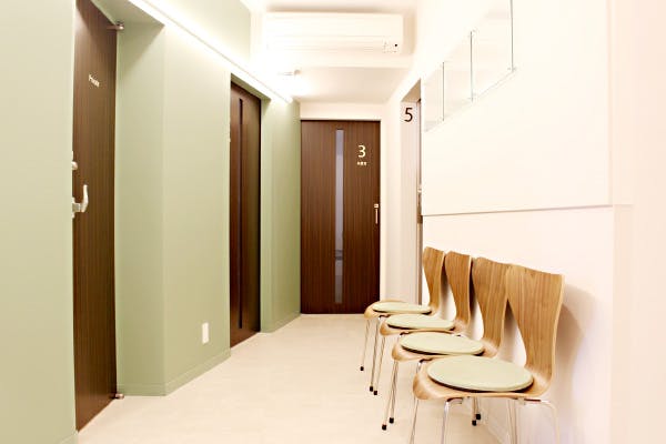 辻堂まんぼう皮ふ科中待合室
