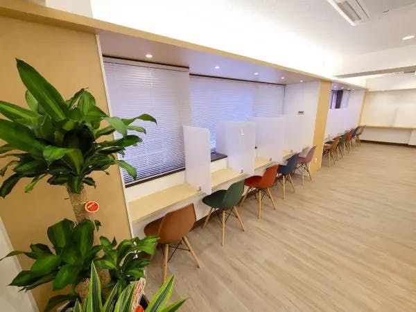 にじいろクリニック新橋待合室