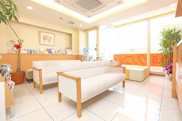 かくた皮膚科クリニック待合室