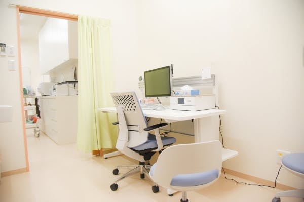 なかぐすく皮フ科クリニック診察室
