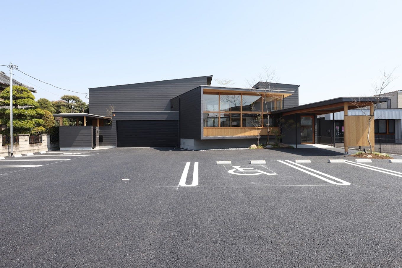 とも皮膚科クリニック外観