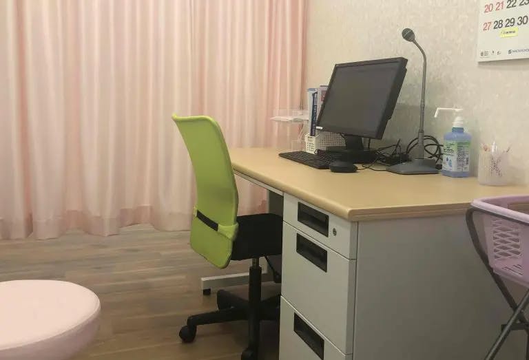さくら通り皮フ科クリニック診察室