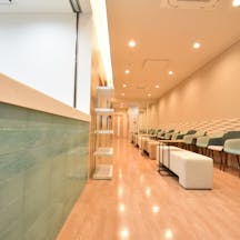 おかだしゅうこ皮ふ科待合室