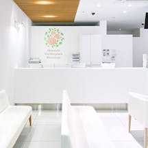 白石ガーデンプレイス皮膚科クリニック受付待合室