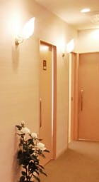 上野皮フ科・婦人科クリニック診察室前