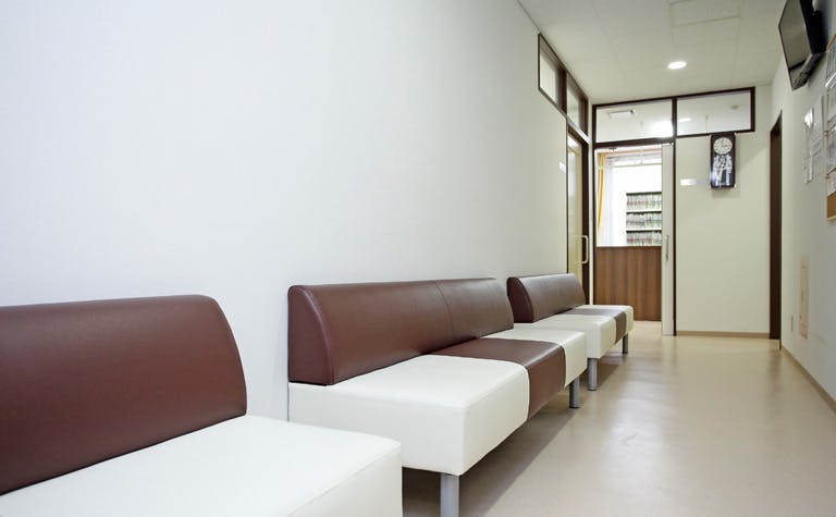 湘南平塚クリニック待合室2