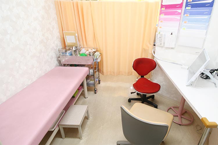 中山皮フ科クリニック診察室