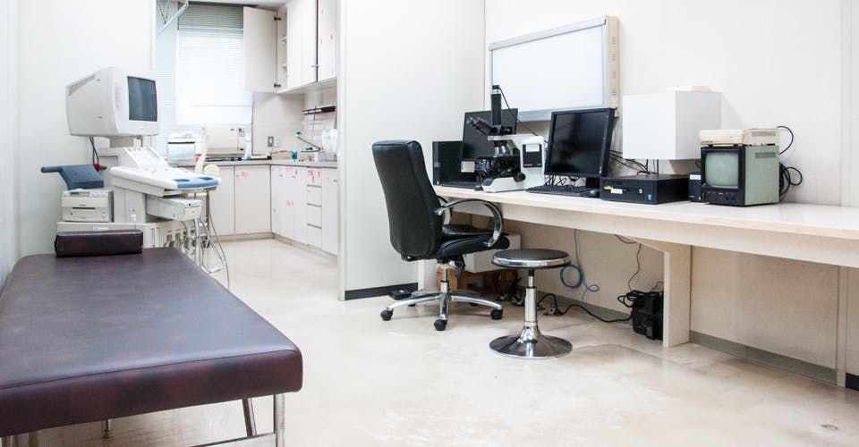 福田泌尿器科・皮膚科医院診察室