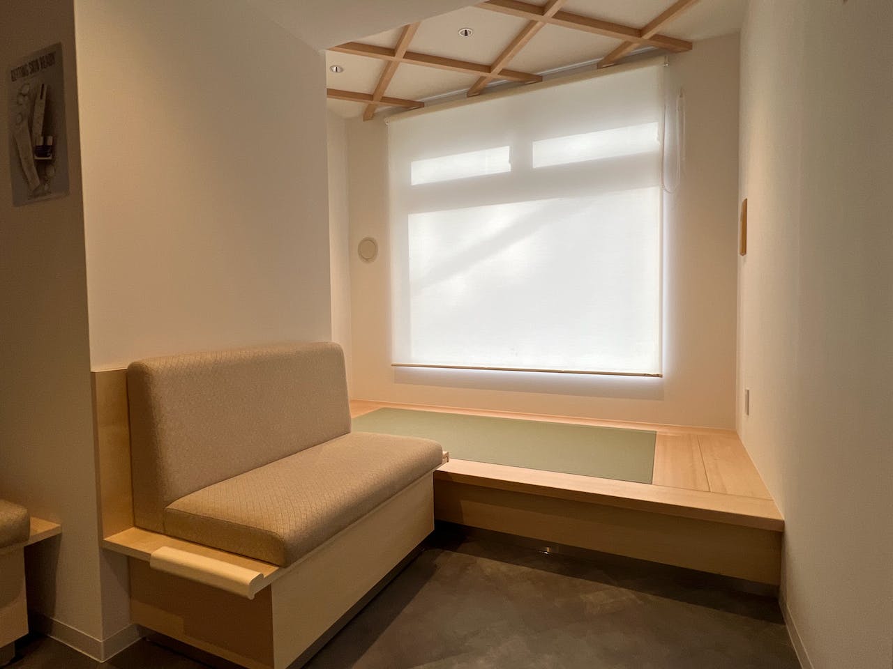 日暮里駅前皮膚科待合室