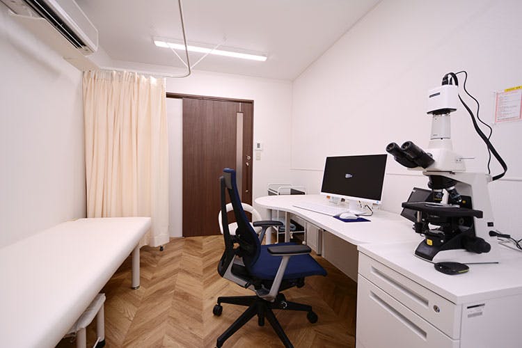 明大前皮フ科診察室