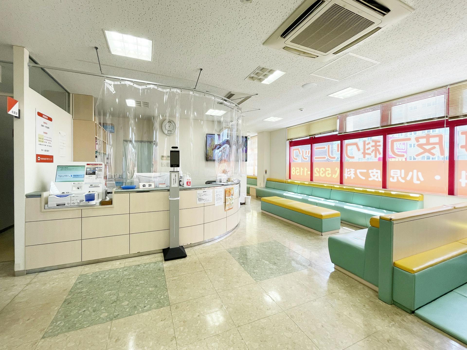 やまはな皮フ科クリニック待合室