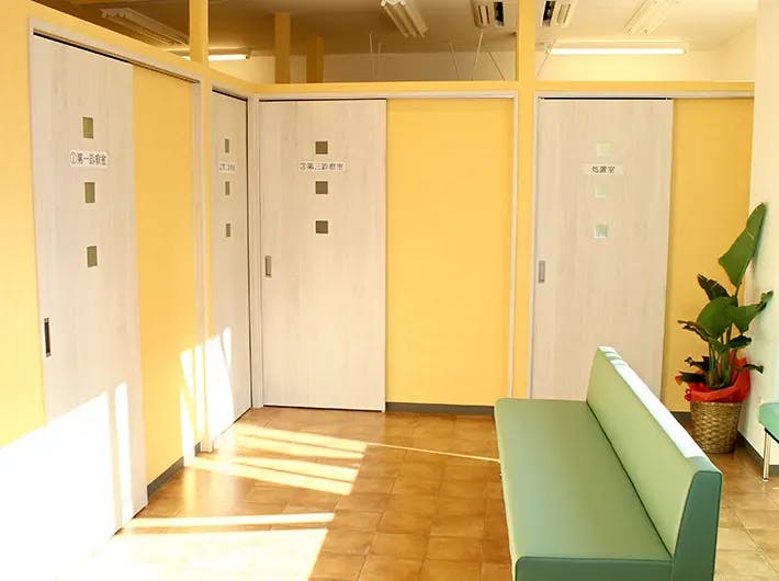 さくら皮フ科クリニック待合室1