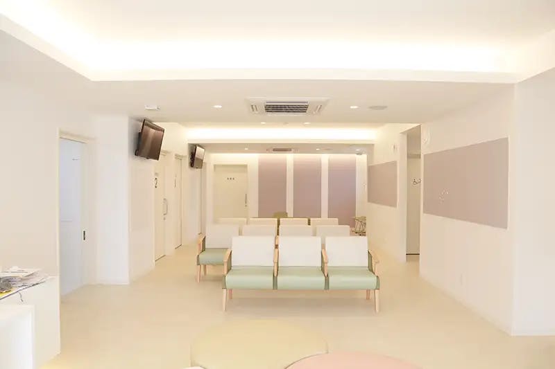 中央図書館前皮ふ科待合室