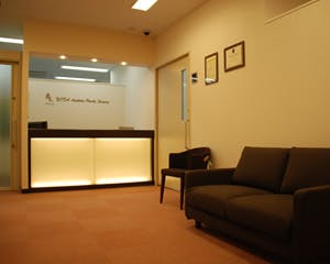 よだ形成外科クリニック待合室2