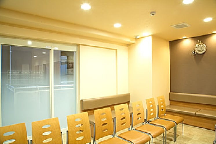 いそのかみ皮フ科待合室