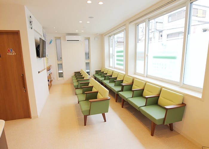 とみなが内科クリニック待合室