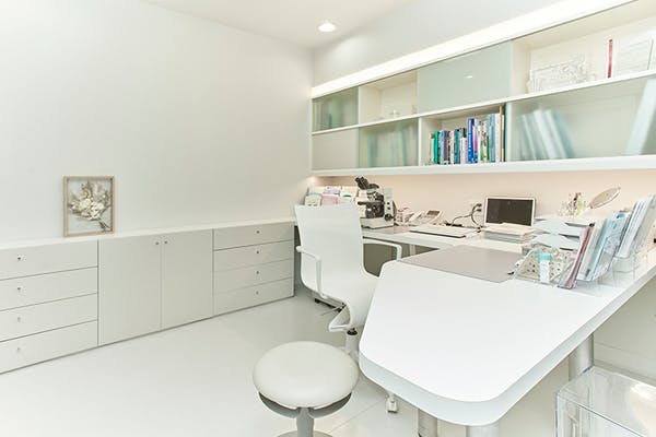 さの皮膚科クリニック診察室