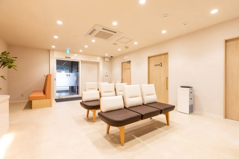 まるばね泌尿器科クリニック待合室