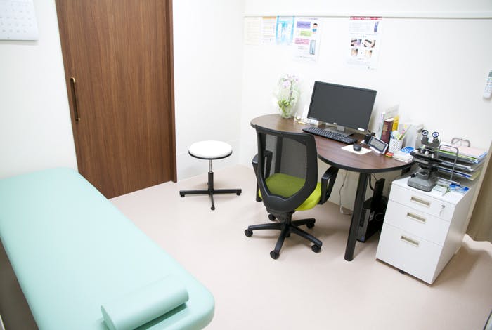 ゆか皮フ科クリニック診察室