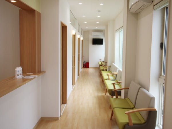 つだ皮ふ科待合室