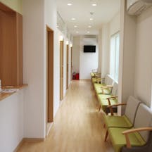 つだ皮ふ科待合室