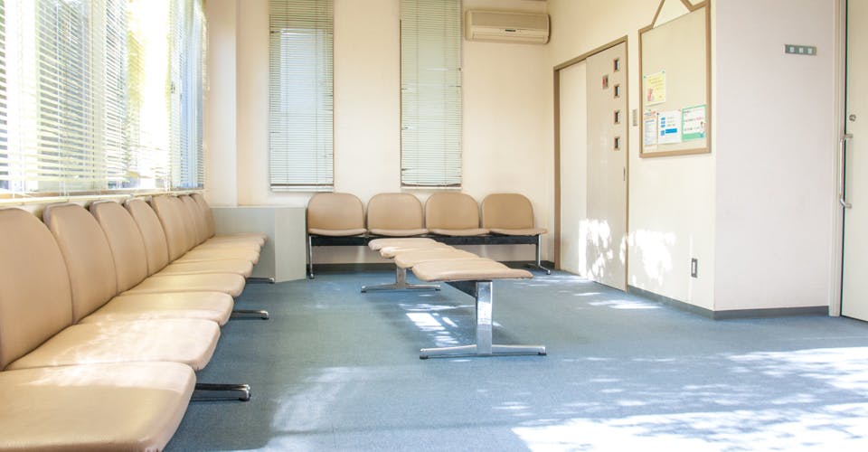 福田泌尿器科・皮膚科医院待合室