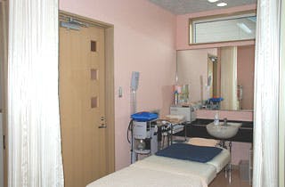 あさの皮フ科クリニック処置室