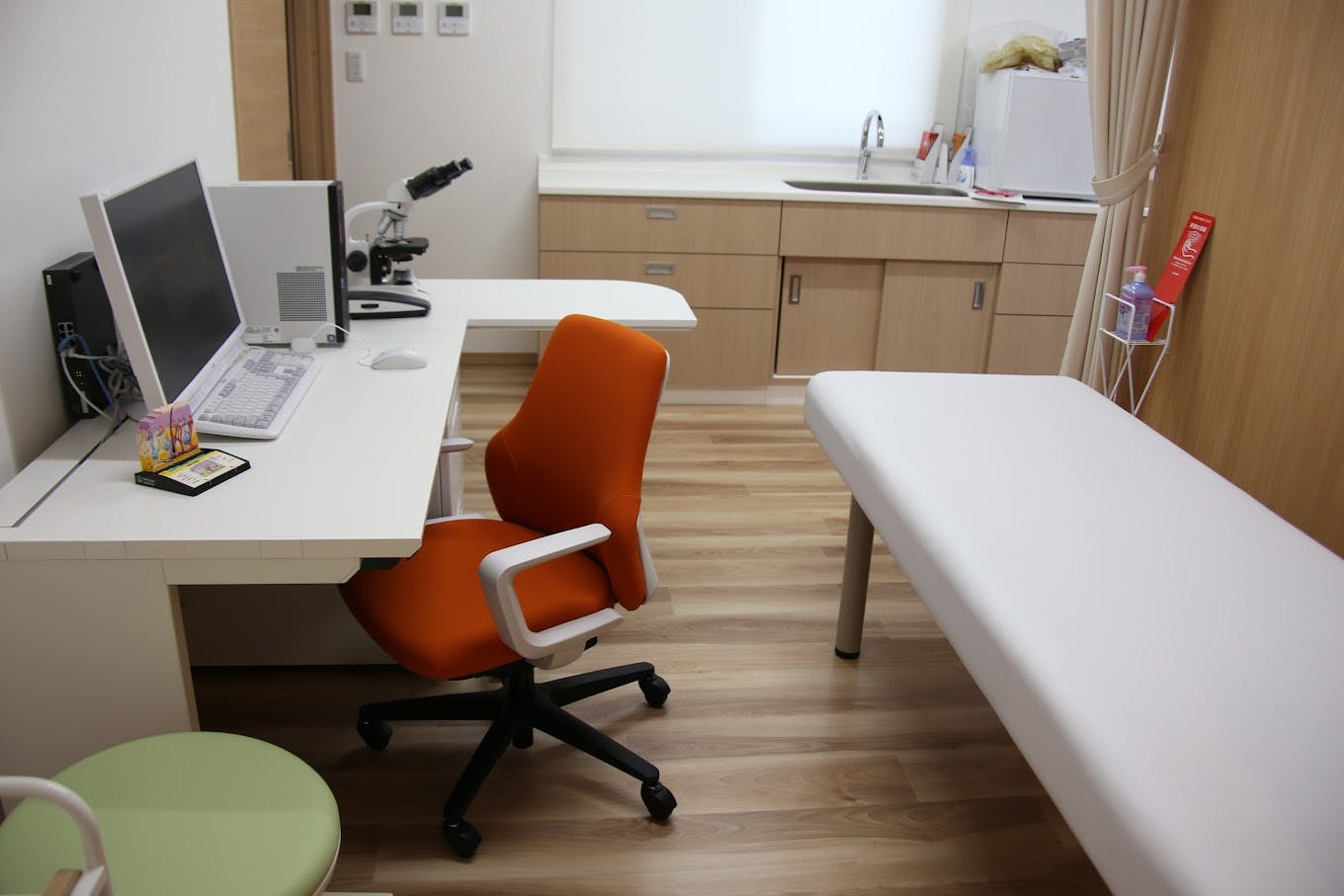 春日居皮フ・リウマチクリニック診察室