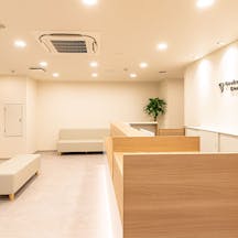 大阪南森町皮ふ科クリニック待合室