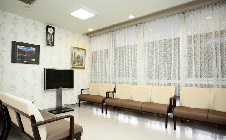 湘南平塚クリニック待合室1