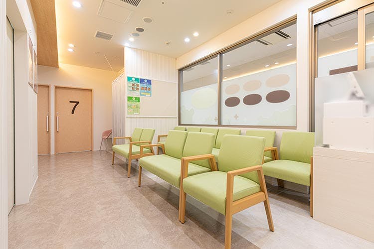 あさかリードタウン皮フ科待合室