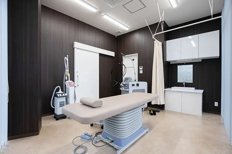 ぜぜ駅前ひふ科・形成外科クリニック処置室