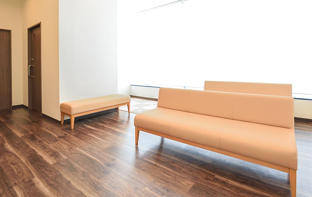 やすおか皮フ科・形成外科待合室