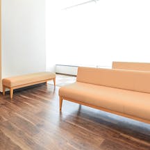 やすおか皮フ科・形成外科待合室