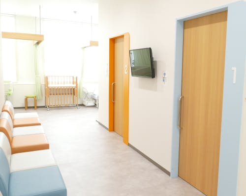 中須おにたけこどもクリニック診察室前