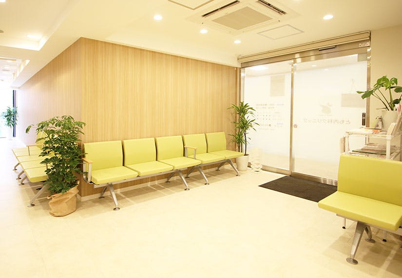 とも内科クリニック待合室