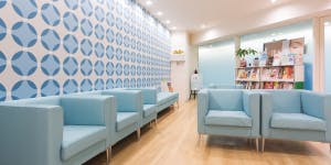 市川ひふ科形成外科クリニック待合室