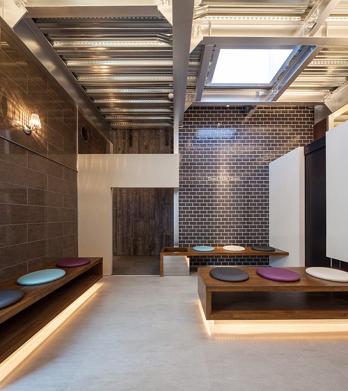 とみ皮膚科クリニック待合室