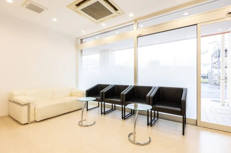 稲田堤ひふ科クリニック待合室